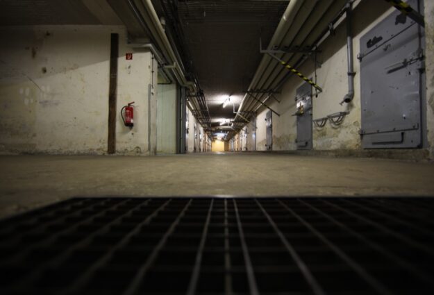 Couloir des cellules dans la cave de la Prison de la Stasi à Berlin