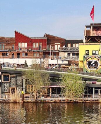 Le Holzmarkt sur la rivière Spree à Berlin