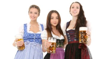 Jeunes filles portant le Dirndl pour Oktoberfest