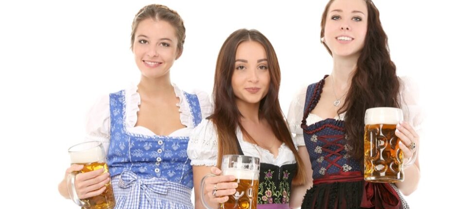 Jeunes filles portant le Dirndl pour Oktoberfest