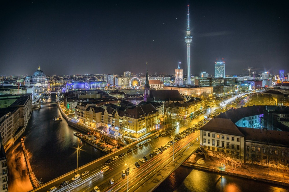 Le centre de Berlin de nuit : Alexanderplatz, Tour de télévision, Nikolaiviertel au premier plan et la cathédrale de Berlin