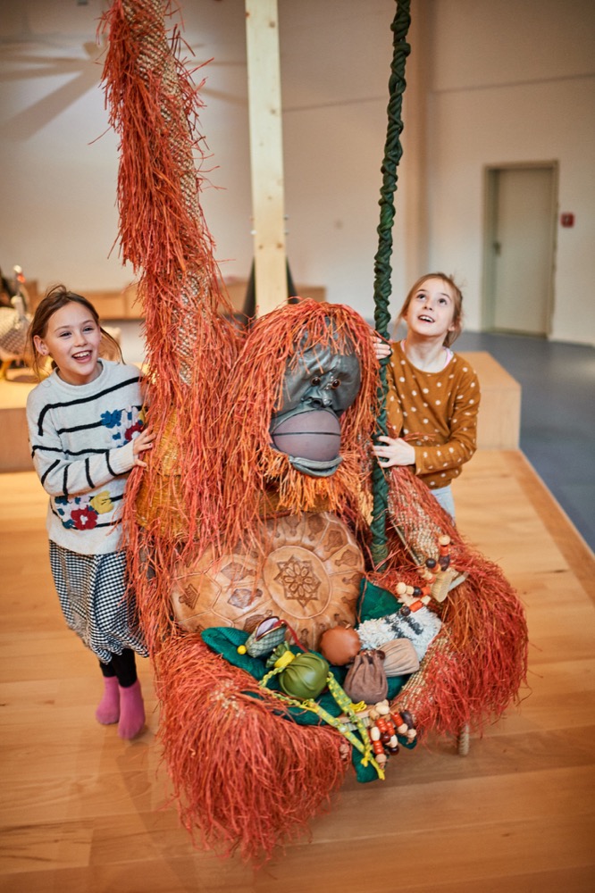 A l'entrée d'ANOHA, les enfants accompagnés de l'orang-outan - Musée juif de Berlin