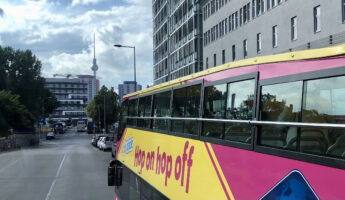 Bus touristique s'en allant vers la Fernsehturm de Berlin