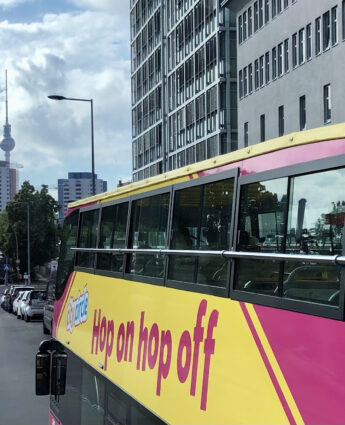 Bus touristique s'en allant vers la Fernsehturm de Berlin