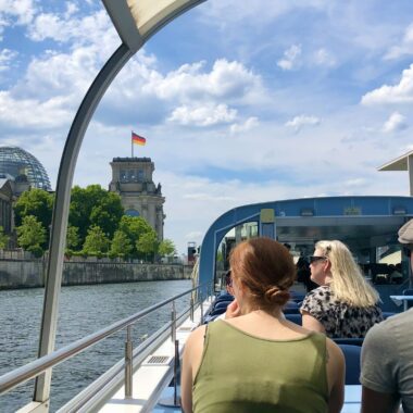 À bord du bateau touristique sur la Spree à Berlin