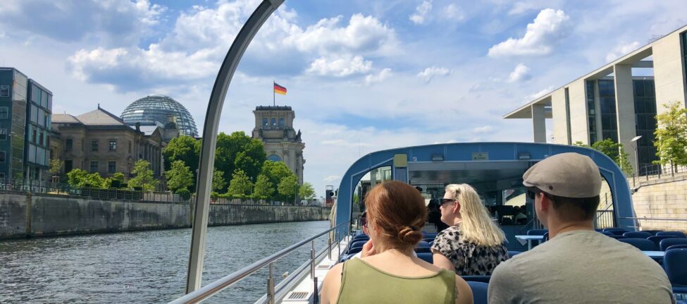 À bord du bateau touristique sur la Spree à Berlin