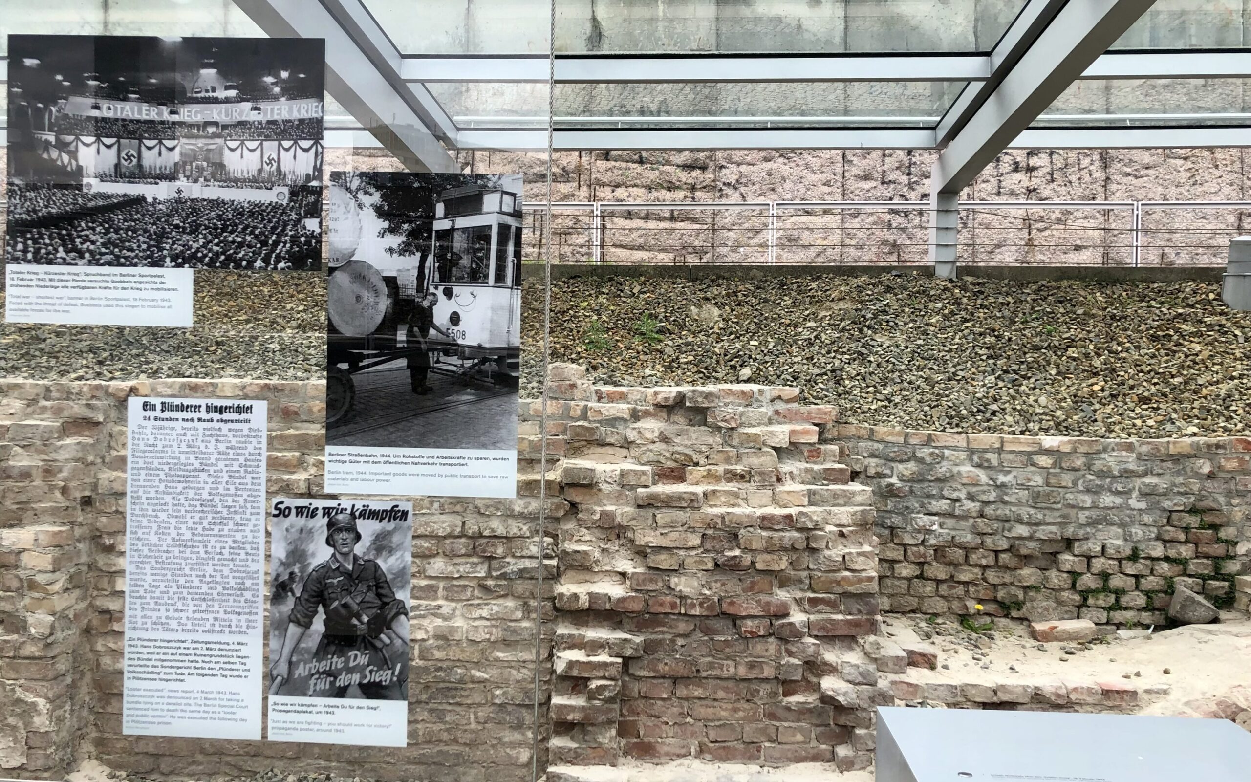 © Alicia ROGGE - Mur restant et panneaux informatifs, situés à l'extérieur du musée Topographie de la Terreur