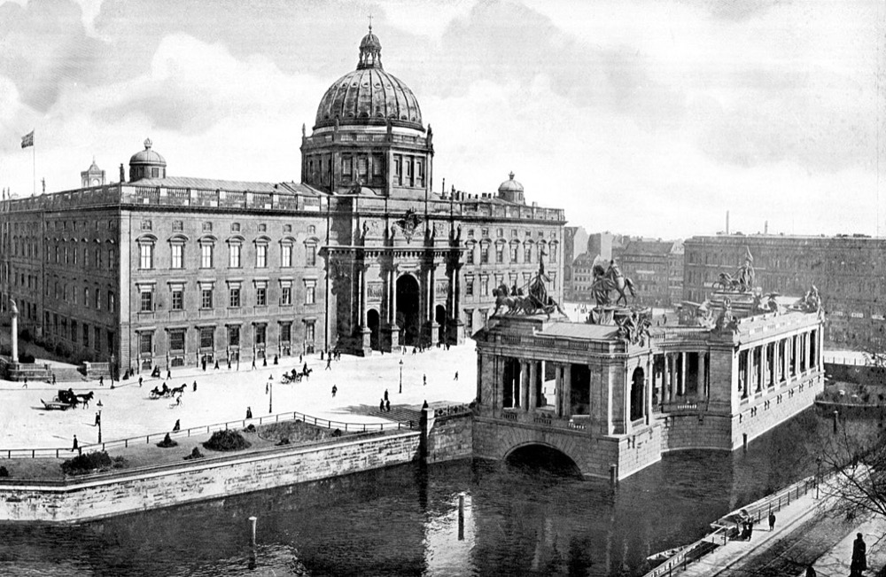 Memorial du Kaiser Wilhelm I devant le chateau de Berlin en 1900