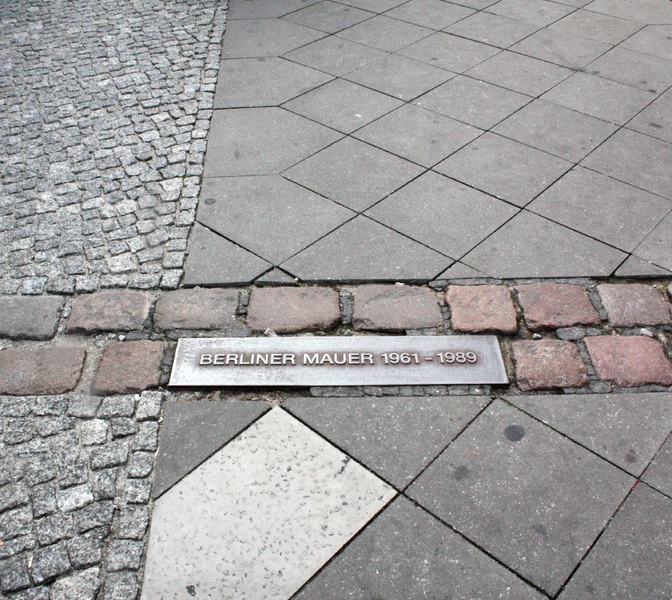 La trace du mur de Berlin dans les rues de la capitale allemande